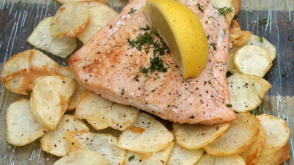 Prosty łosoś na chipsach z ziemniaka