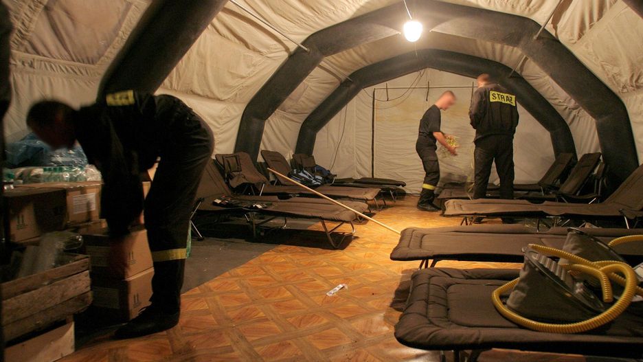 Antyterroryści śpią w namiotach rozstawionych przez strażaków