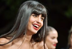 Jameela Jamil: dekolt i pióra. Jej sukienka nie miała nic innego