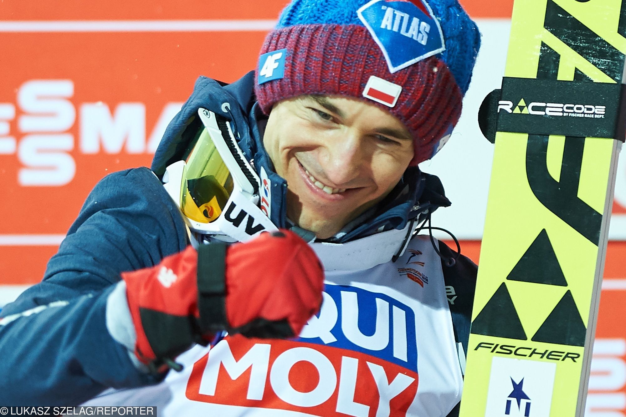 Skoki narciarskie 2019 na żywo. Zdj. Kamil Stoch podczas ceremonii medalowej konkursu drużynowego MŚ w Lotach w Oberstdorfie (21.01.2018 r.)