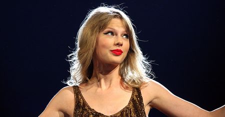 "I Don’t Wanna Live Forever" – Taylor Swift wije się na łóżku w teledysku do piosenki z "Ciemniejszej strony Greya"