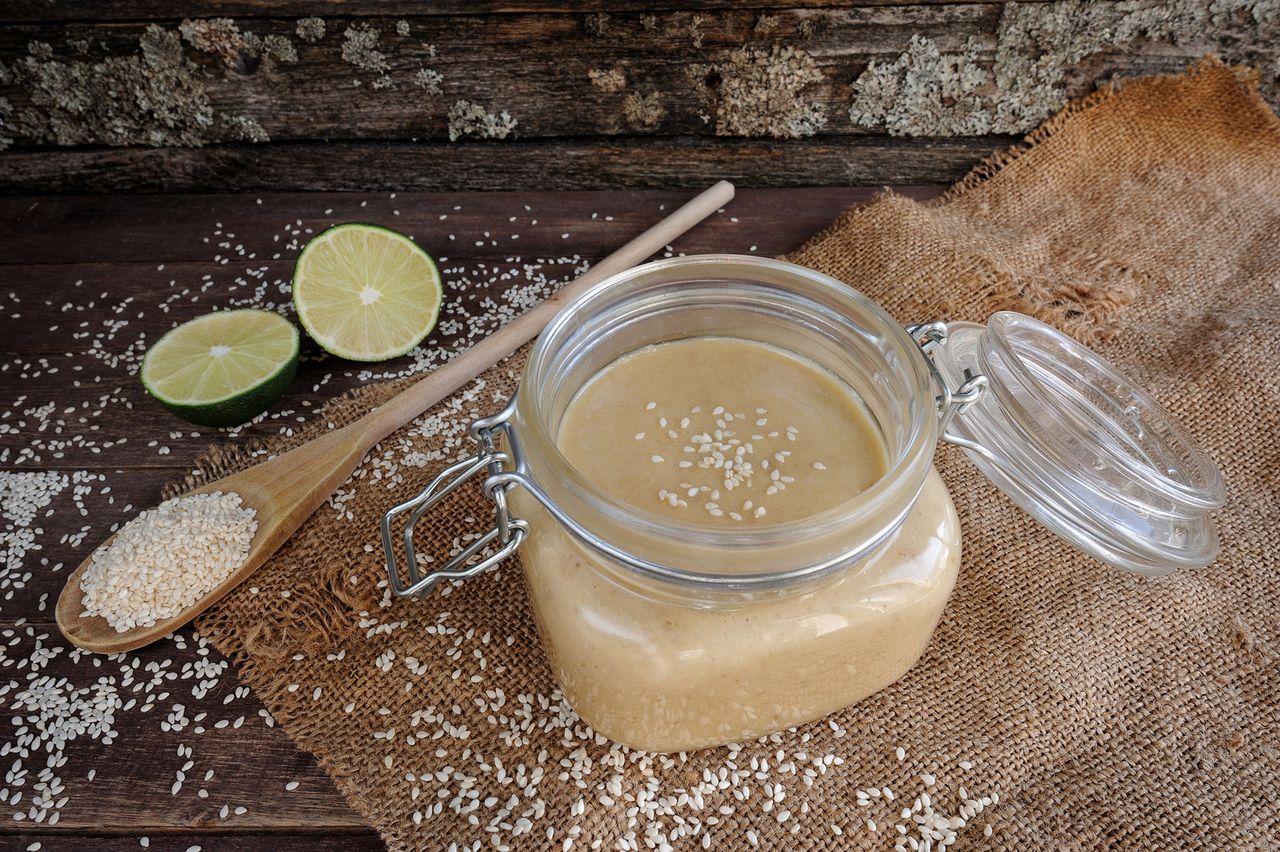 Pasta tahini – jak ją zrobić i do czego dodawać?
