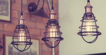 Przytulny półmrok. Lampy do salonu i sypialni. Aranżacja światłem