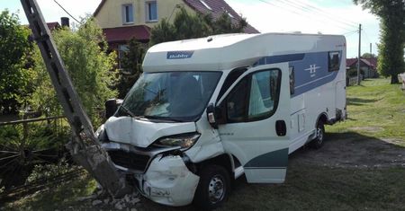 Uciekał kradzionym kamperem przed policjantami. Uderzył w betonowy słup