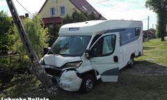 Uciekał kradzionym kamperem przed policjantami. Uderzył w betonowy słup