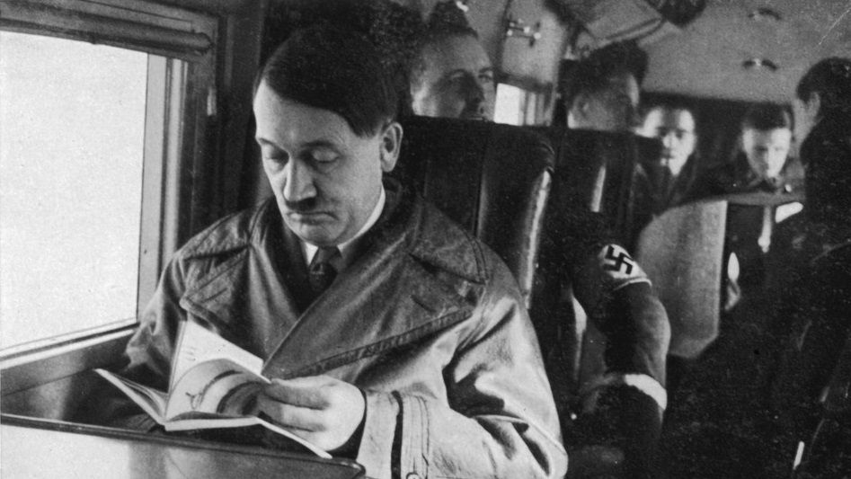 Adolf Hitler czytający książkę, 1935 rok