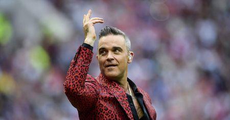 "Zrobiłem odliczanie". Robbie Williams tłumaczy się ze środkowego palca na otwarciu mundialu 2018