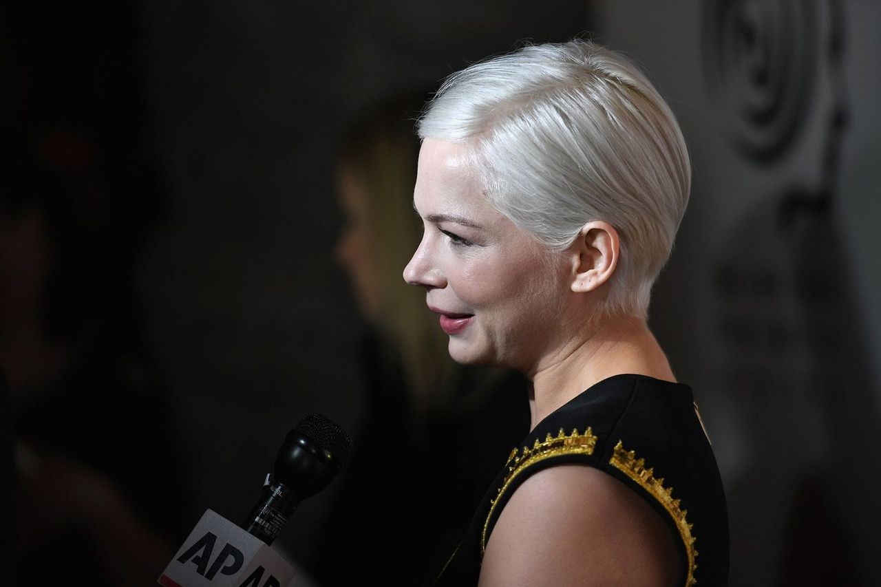 LOOK OF THE DAY: czarno-złota Michelle Williams