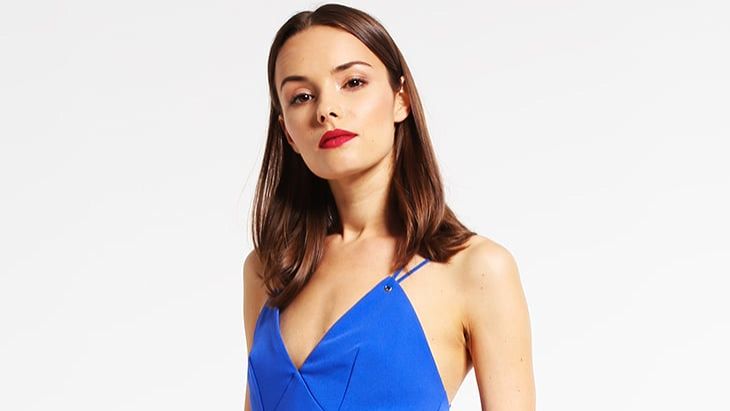 W letnie dni warto wybrać sukienkę na ramiączkach w intensywnym kolorze