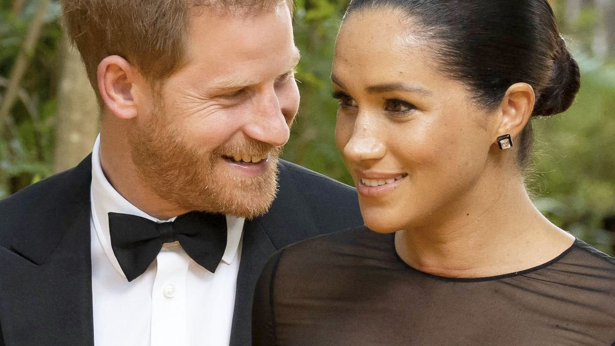 Stare zdjęcie Meghan Markle sprzed pałacu Buckingham wielką urodzinową sensacją! Wtedy jeszcze nie wiedziała, że zostanie księżną