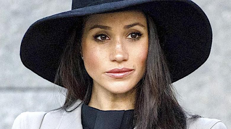 Meghan Markle retusz sukienki