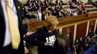 Cindy Sheehan wyprowadzana z Kapitolu