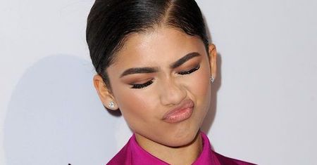 LOOK OF THE DAY: Zendaya w fuksjowym garniturze Christiana Siriano