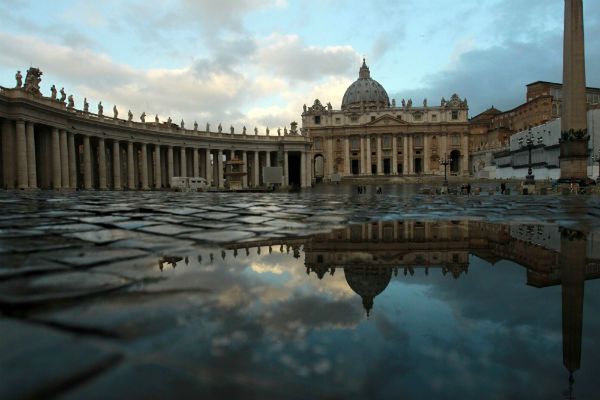 Oszczędności w Watykanie. Blokada etatów i awansów