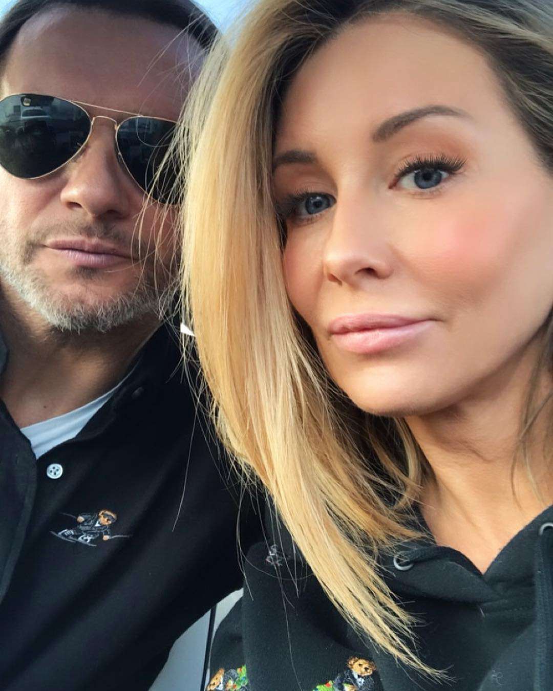 Małgorzata Rozenek z Radosławem Majdanem w czarnych bluzach