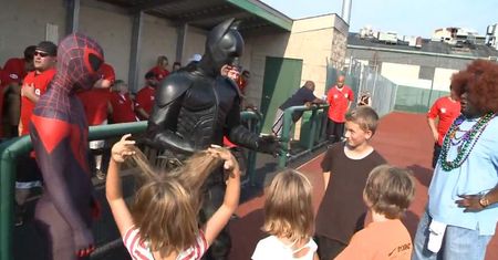 Batman i Kapitan Ameryka uratowali kota z płonącego domu. Serio
