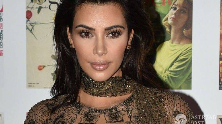 Kreacja: Roberto Cavalli. Kim Kardashian, 100-lecie brytyjskiej edycji magazynu "Vogue" (fot. ONS)