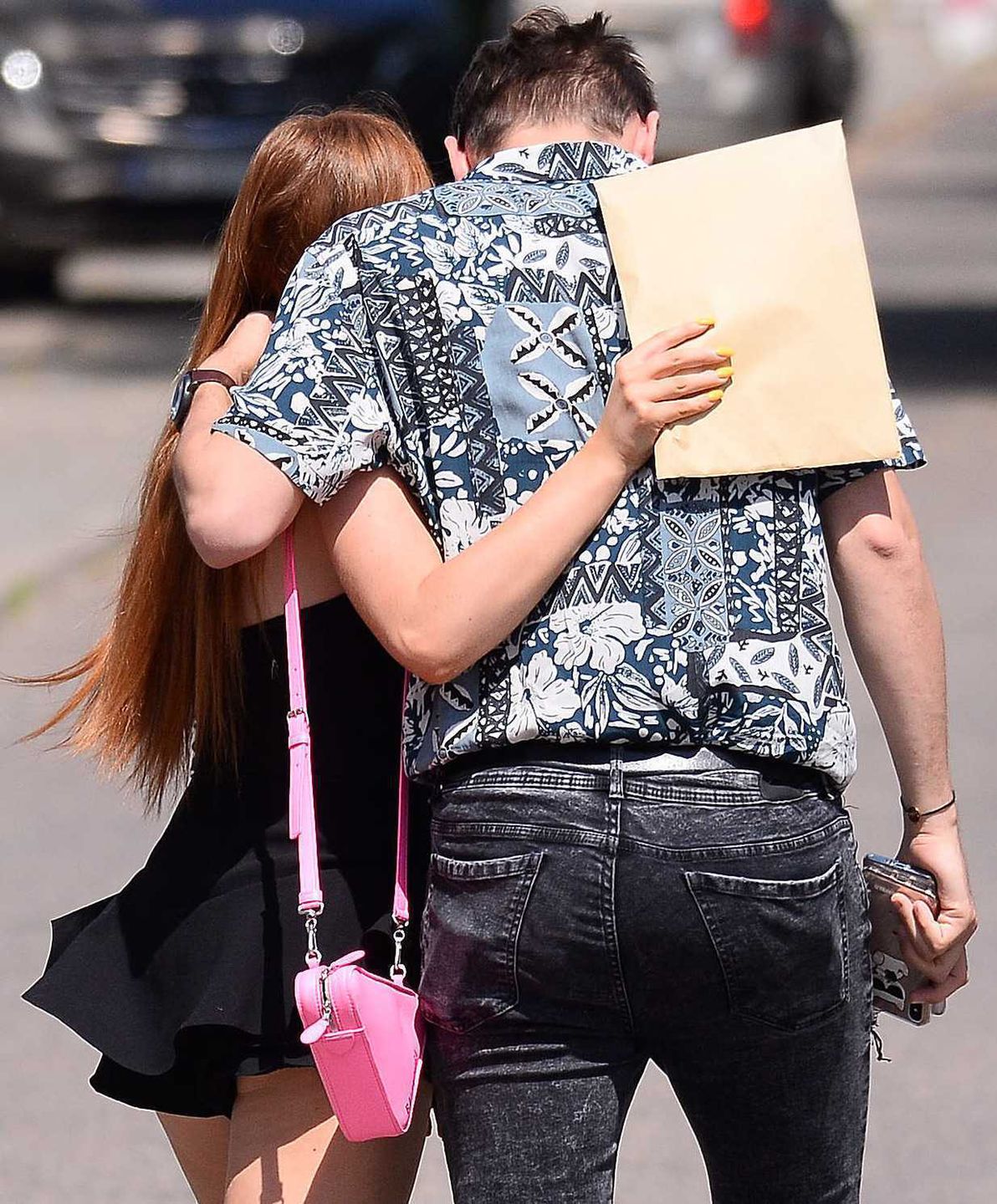 Damian Kordas i Angelika Mucha przyłapani na czułościach przy paczkomacie InPost