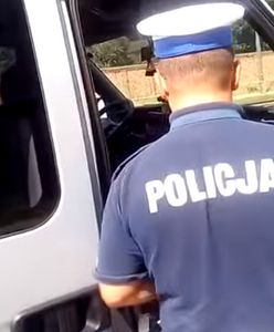 Rowerzysta na filmie chwali się lekcją daną drogówce. Policjant odpowiada