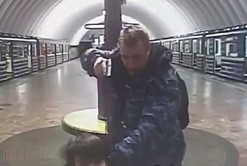 Pijany strażnik zatrzymał w metrze "terrorystę". Przypadkowej osobie przykładał broń do głowy