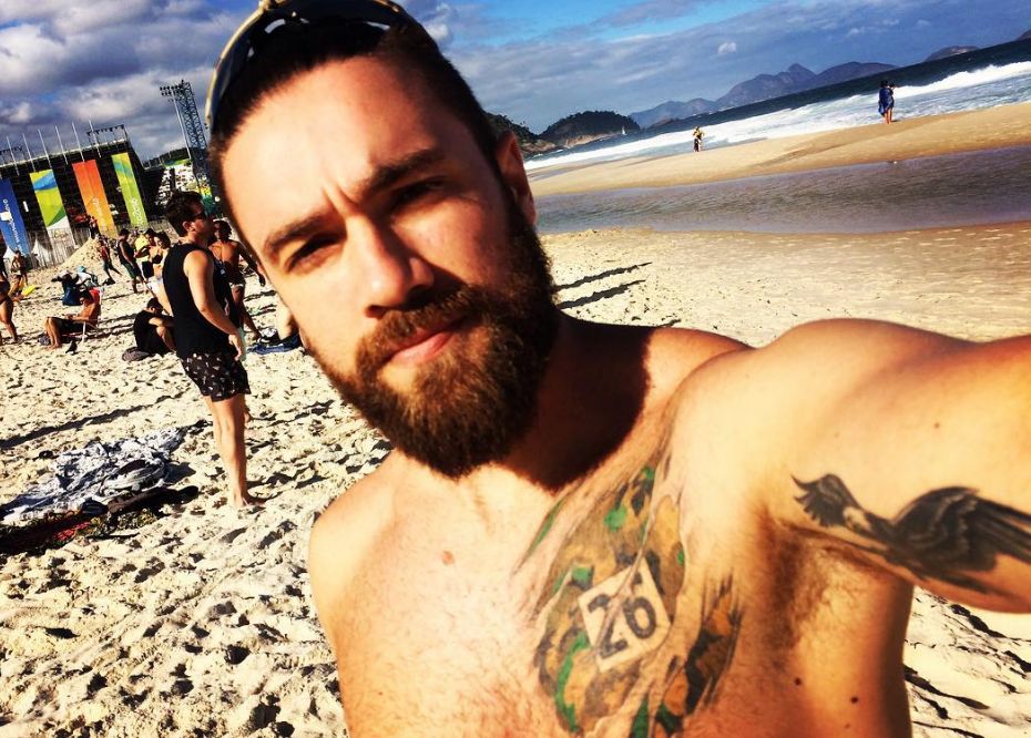 Odwraca uwagę od przestępców. Policjant podbił sieć i kobiece serca