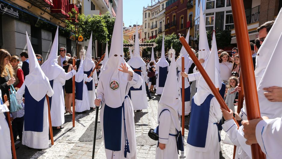 Uczestnicy obchodów Semana Santa w Sewilli. Stroje pokutne z charakterystycznymi nakryciami głowy mogą nosić wyłącznie członkowie katolickich bractw