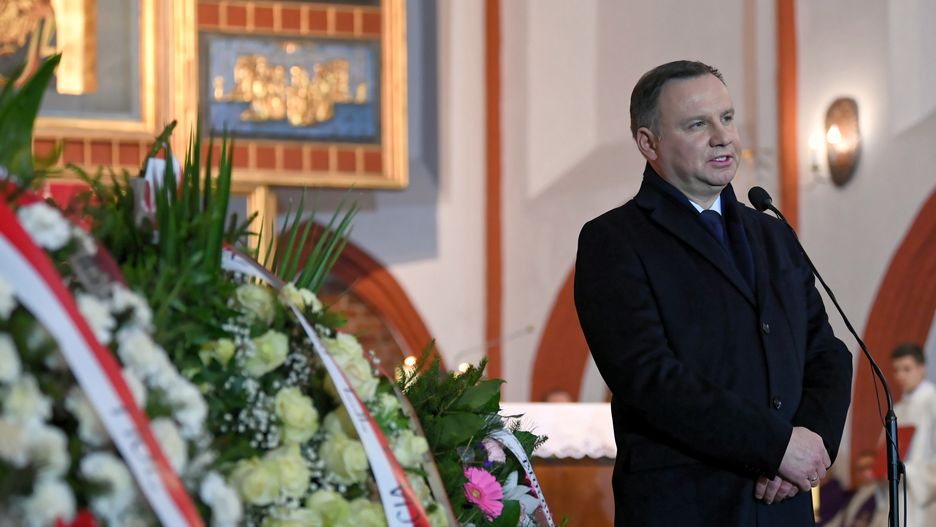 Oprócz Andrzeja Dudy, w uroczystościach pogrzebowych biorą także udział politycy PiS