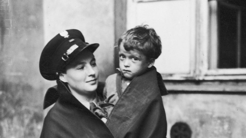 Warszawska policjantka z dzieckiem na ręku. 1939 rok