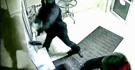 Napad na kantor w Żarach. Sprawcy w rękach policji, pokazano wstrząsające nagranie