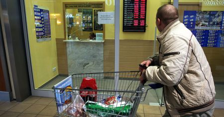 Kursy walut. Bankowcy oczekują niższych notowań euro, dolara i franka