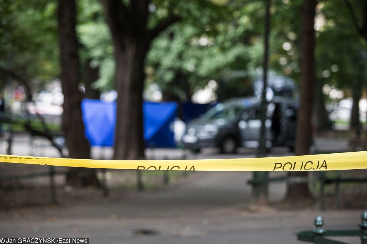 Kraków. Brutalne morderstwo na Plantach. Mężczyzna znaleziony z nożem w klatce piersiowej 