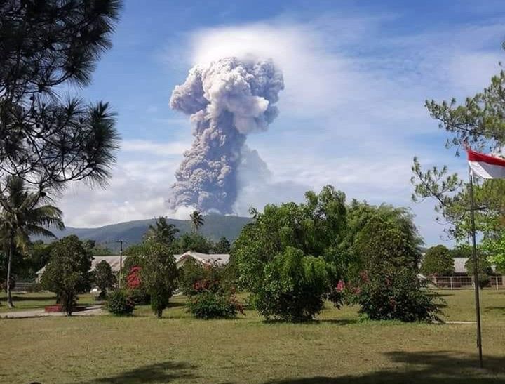 Wybuch wulkanu w Indonezji. Na wyspie, w którą uderzyło tsunami