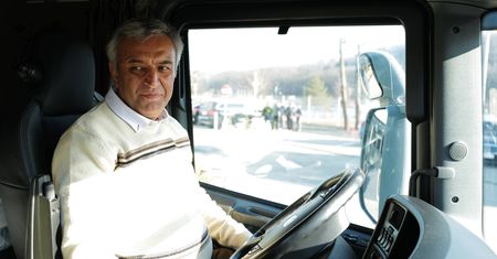 Irański kierowca Fardin Kazemi odebrał nową ciężarówkę. To prezent od Polaków
