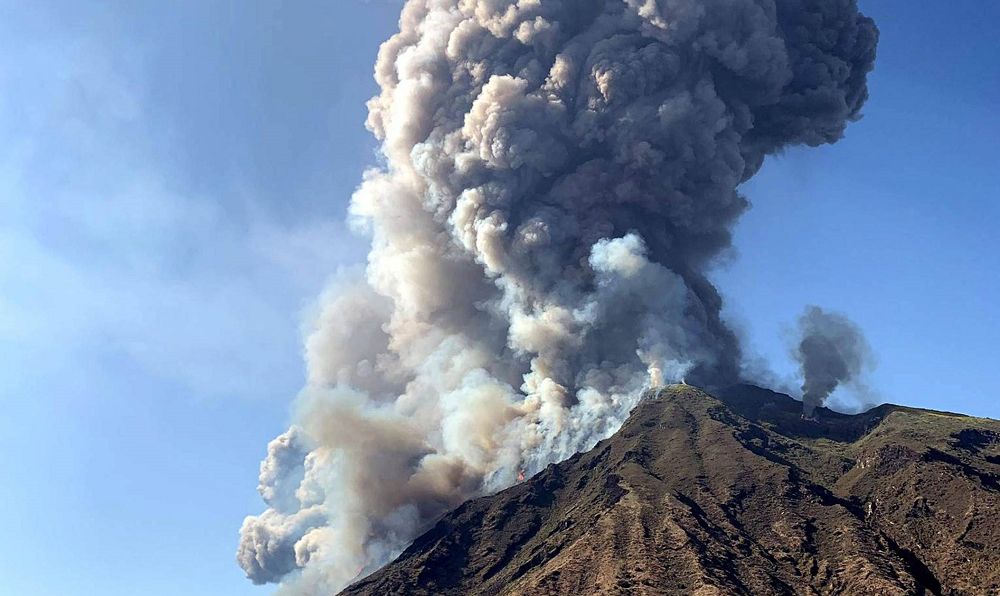Włochy. Erupcja wulkanu na wyspie Stromboli niedaleko Sycylii. Nie żyje turysta