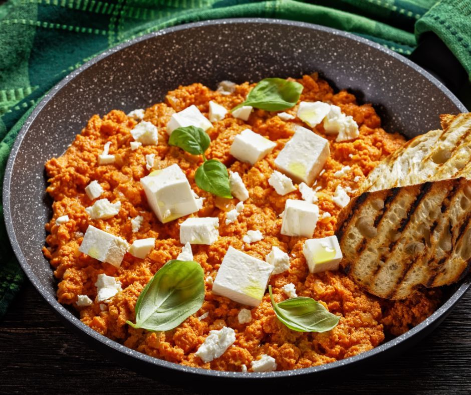 Jajecznica z serem feta- Pyszności źródło Canva