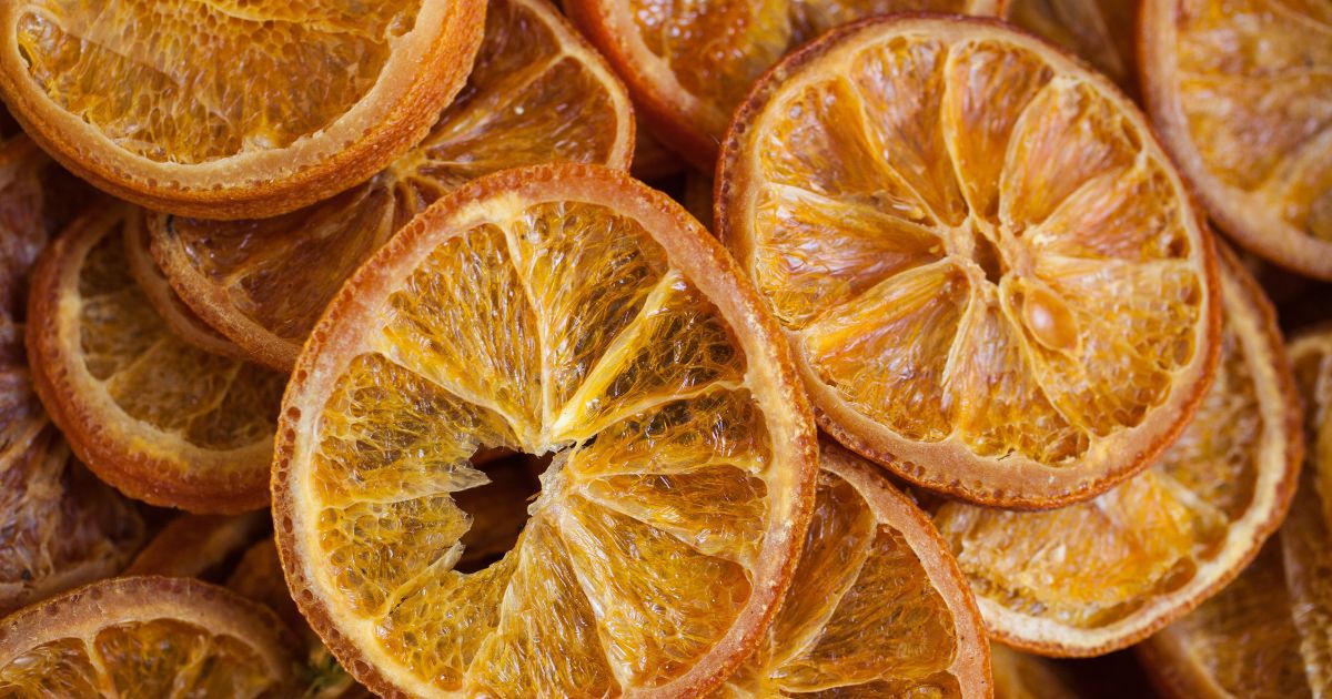 Suszone plastry pomarańczy z łatwością zrobisz we własnej kuchni. Nie musisz wydawać fortuny na kupne