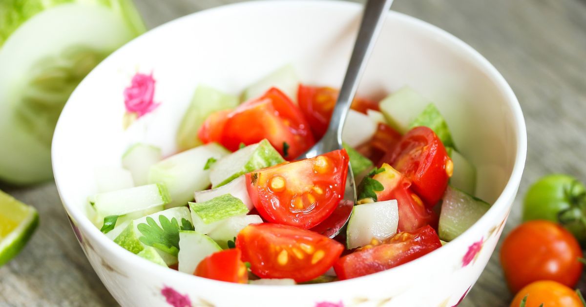 Czy można łączyć pomidora z ogórkiem? Zdanie dietetyków jest podzielone