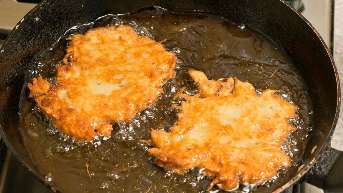 Dlaczego warto dodać do placków ziemniaczanych czosnek?- Pyszności/ źródło: Canva