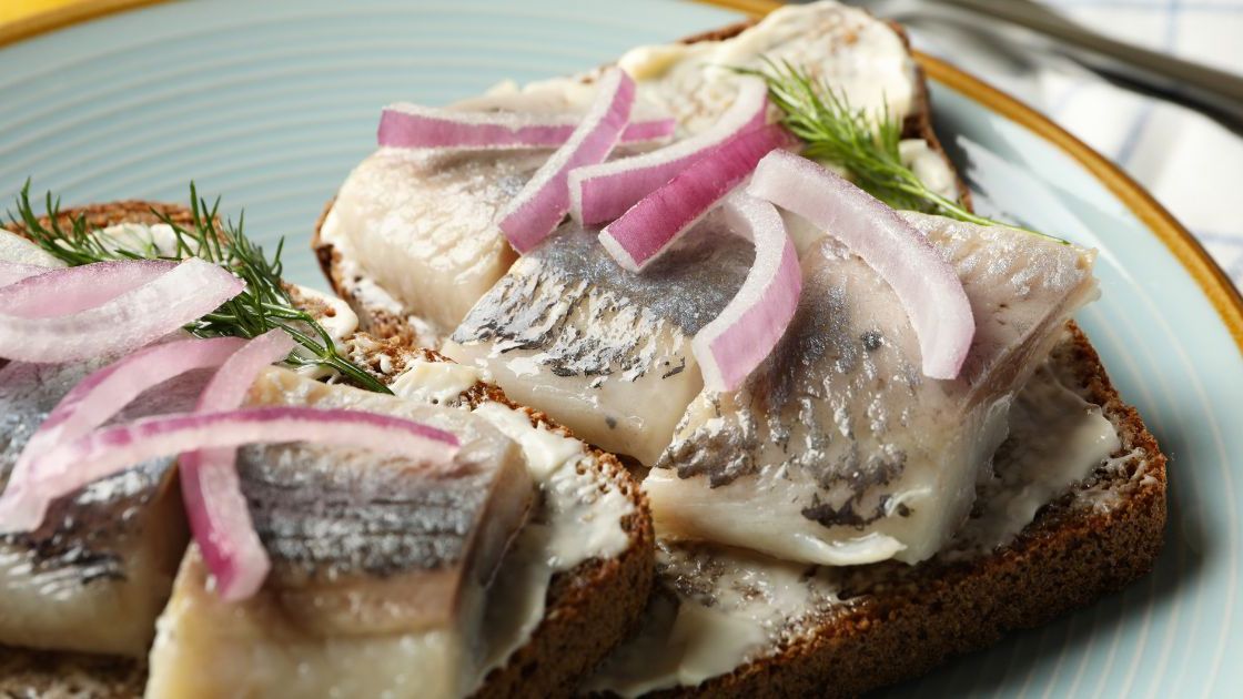 Jak długo można przechowywać śledzie- Pyszności/ źródło: Canva