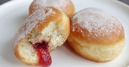 Czym popijać pączki? Eksperci zdradzają sprawdzone napoje
