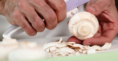 Nie wyrzucaj obierek pieczarek, mają ogromną wartość w kuchni. Zrobisz z nich pyszne cuda