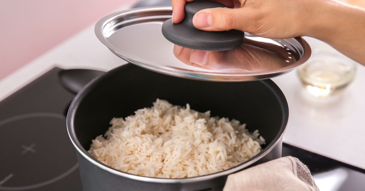 Jeśli rozgotowałeś ryż, nie panikuj. Twój obiad jest do odratowania