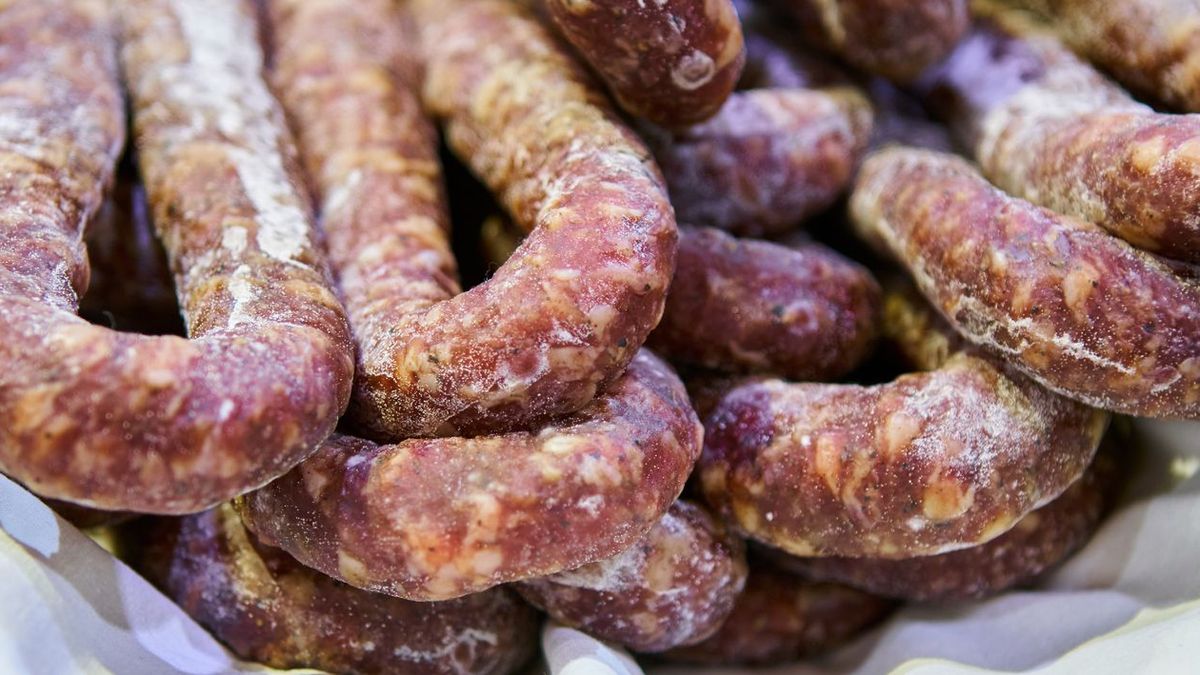 Biały nalot na kiełbasie - Pyszności, źródło: Canva