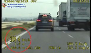 Pędził 189 km/h i poganiał innych kierowców. Policjanci wystawili surowy mandat