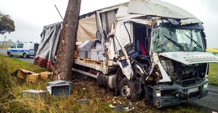 Białoruski kierowca pijany w sztok. Dwa razy uderzył w drzewo i zgubił ładunek