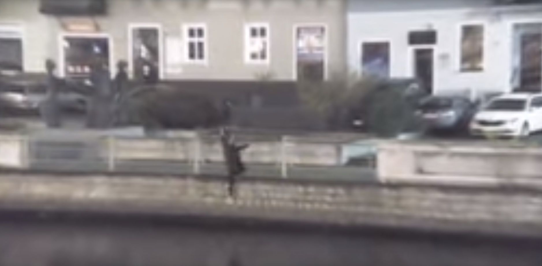Mężczyzna przeszedł przez barierkę i wpadł do rzeki