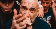 Popularny raper zatrzymany przez policję: "Badanie wykazało obecność środków odurzających". Menadżer dementuje