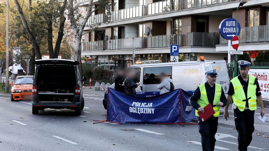 Warszawa. W niedzielę osobowe bmw śmiertelnie potrąciło mężczyznę na przejściu dla pieszych