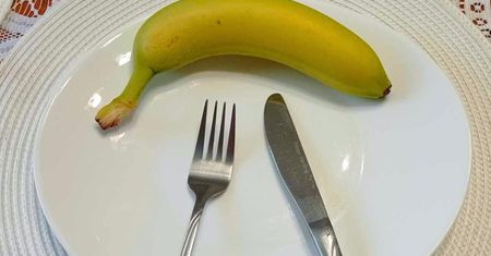 To wielka sztuka, by zjeść banana i nie wyjść przy tym na małpę. Oto bananowy savoir-vivre