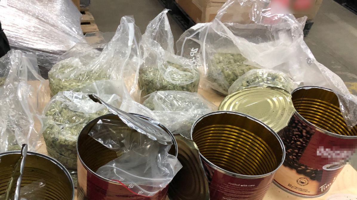 Podejrzenia celników wzbudziła puszka z kawą, której nie dało się otworzyć, bo prędzej przypominała konserwę.